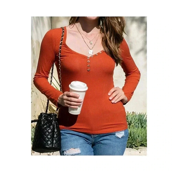 Tops - 🆕Clay Fitted Ribbed Botton-Front Rust Tee L🆕